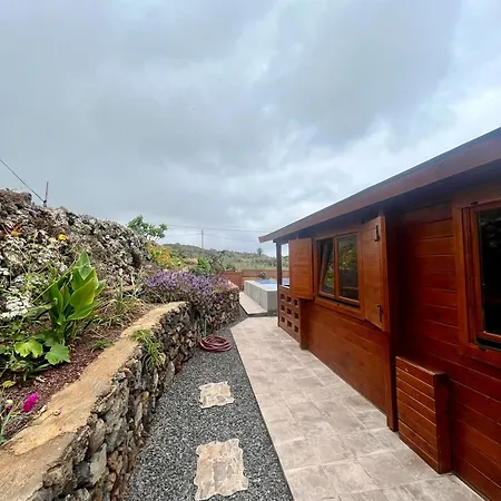 Hébergement de vacances Betenama - Rustic Hideaway With Pool & Garden *